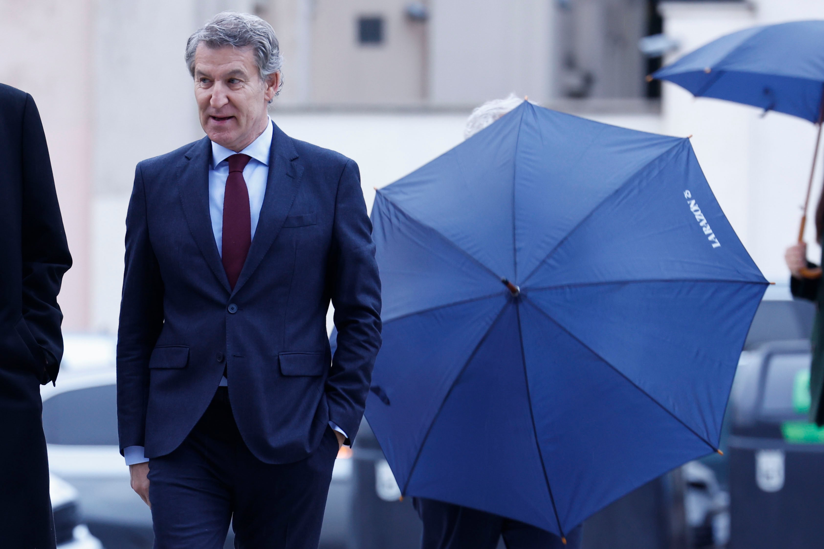 El presidente del Partido Popular, Alberto Núñez Feijóo antes de asistir al desayuno del presidente de la Junta de Castilla y León, Alfonso Fernández Mañueco