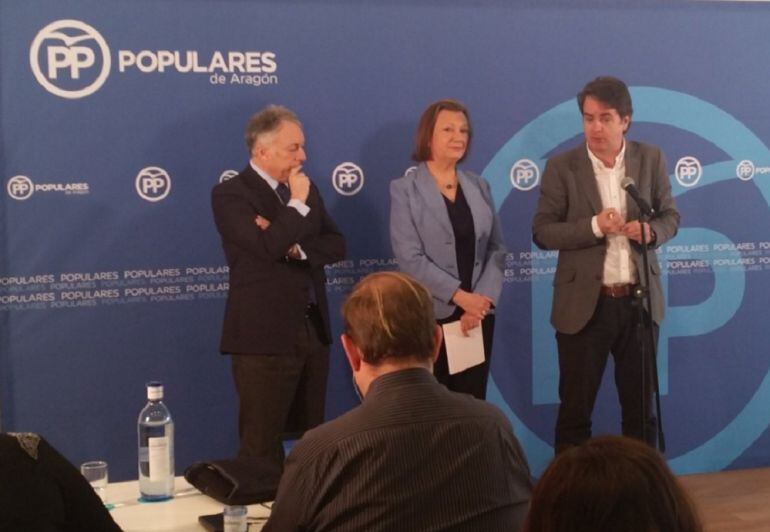 De izquierda a derecha, Octavio López, Luisa Fernanda Rudi y Roberto Bermúdez de Castro