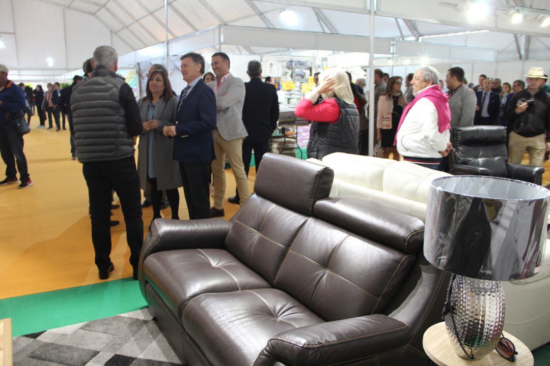 Las autoridades visitan un expositor de  muebles en la Feria Comarcal de Cuéllar