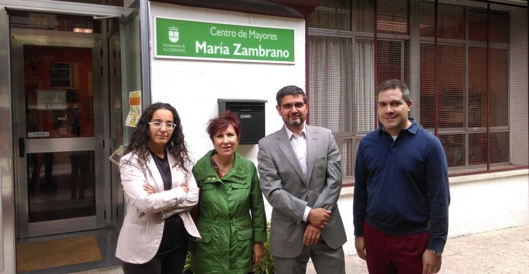 Miembros del PSOE Sanse en el Centro de Mayores María Zambrano