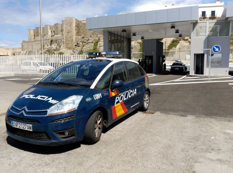 Agentes del Cuerpo Nacional de Policía, en el Puerto de Tarifa.