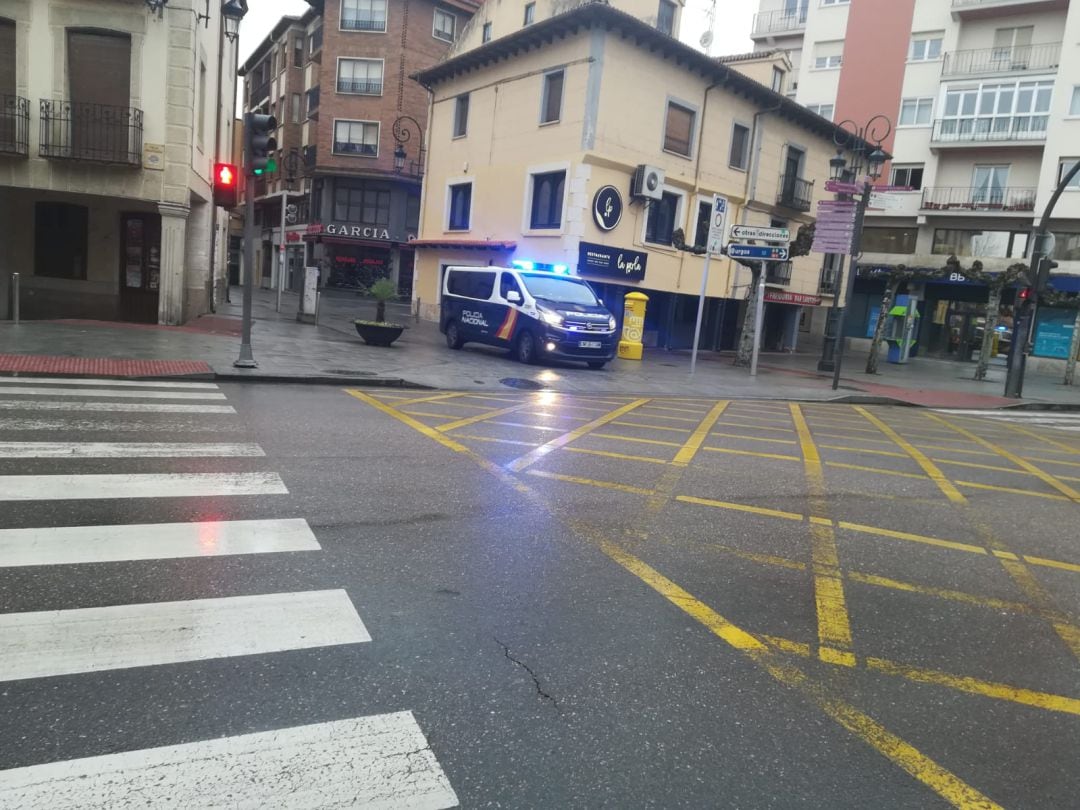 La Policía Nacional patrulla por las calles casi vacías estos días