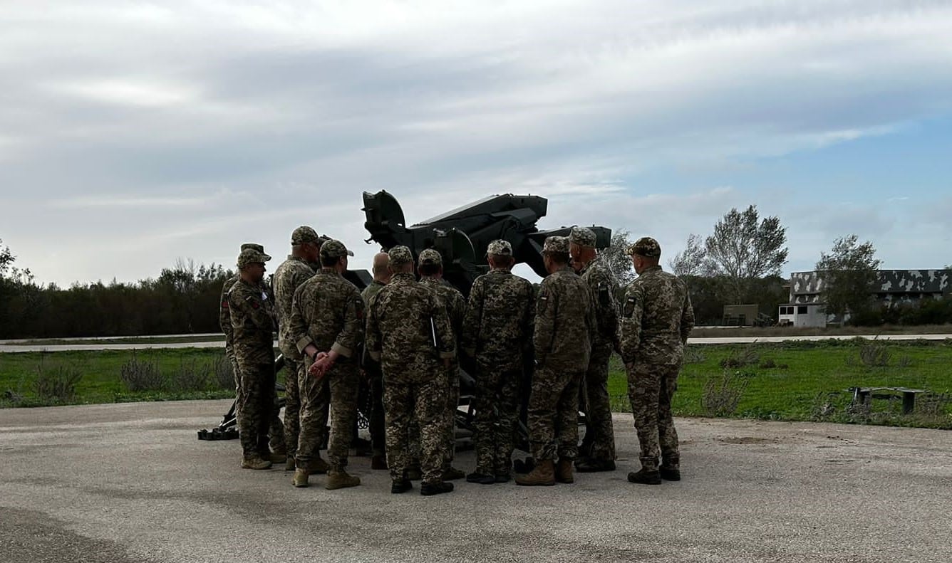 España amplía el adiestramiento a los soldados ucranianos en el manejo de los misiles HAWK, en Sevilla