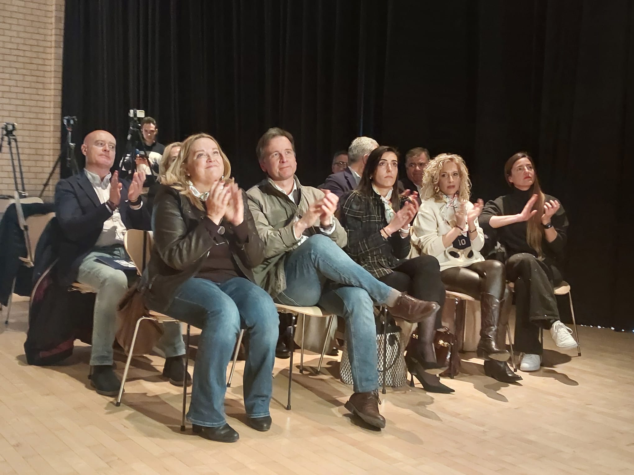 Cristina Ayala y Borja Suárez, alcaldesa y presidente de la Diputación de Burgos, en el momento de conocer las ciudades finalistas en el camino a ser Capital Europea de la Cultura 2031. / Foto: Radio Castilla