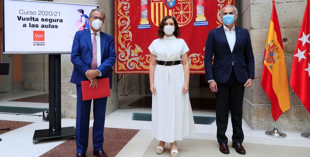 La presidenta de la Comunidad de Madrid, Isabel Díaz Ayuso (c), el consejero de Educación, Enrique Ossorio (d), y el consejero de Sanidad, Enrique Ruiz Escudero