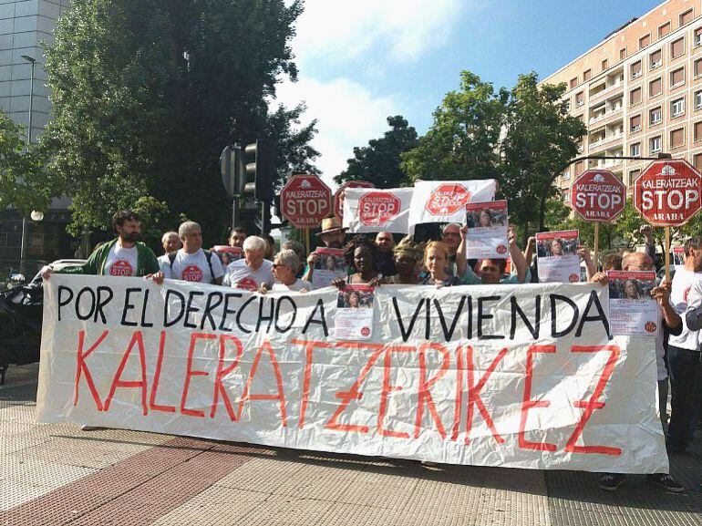 Las plataformas Antideshaucios de Euskadi protestan junto a Anastasia frente a la Audiencia Provincial de Álava