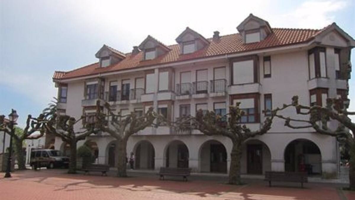 El Gobierno de Cantabria ha comenzado a pagar las indemnizaciones a las familias afectadas por sentencias de derribo en Arnuero y Escalante