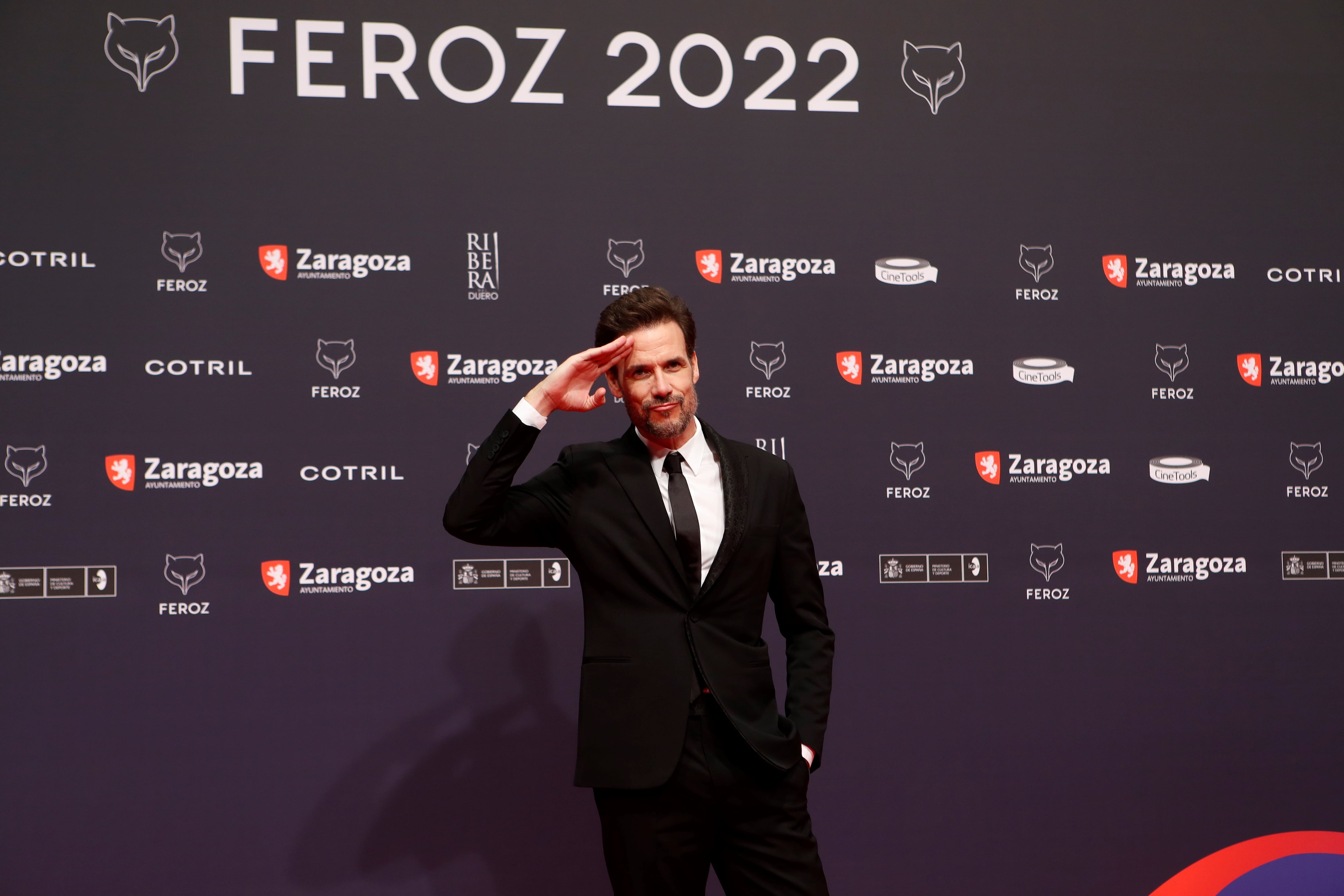 El actor Daniel Grao posa a su llegada a la alfombra roja de la 9ª edición de los Premios Feroz 2022, este sábado en Zaragoza