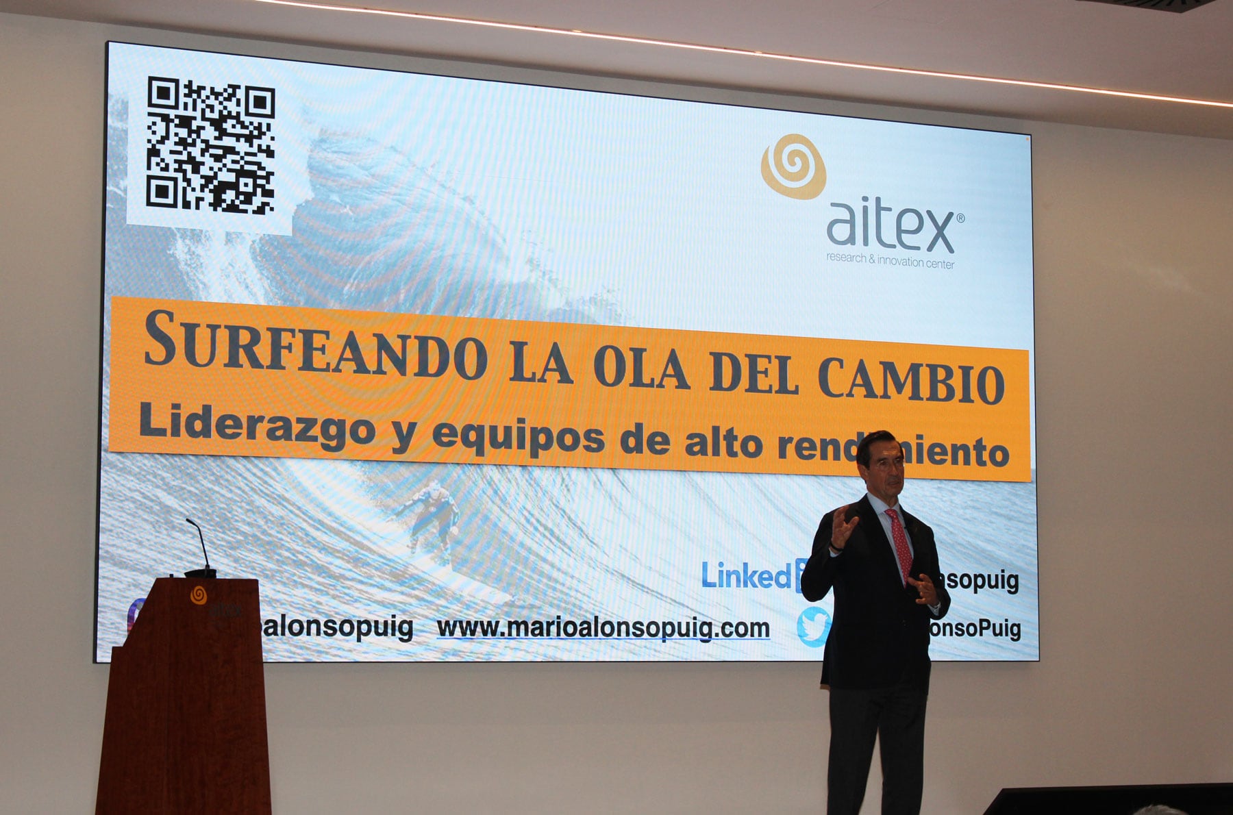 Mario Alonso al inicio de su charla en el nuevo edificio de AITEX