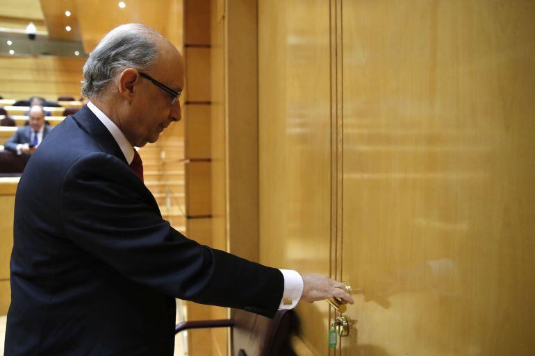 El ministro de Hacienda y Función Pública, Cristóbal Montoro, durante una sesión de control al Gobierno en el pleno del Senado.