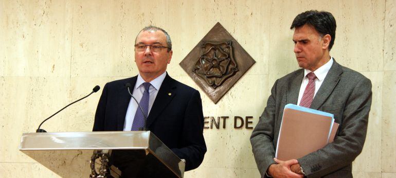 L'alcalde de Reus, Carles Pellicer, acompanyat del regidor d'hisenda (dreta), Joaquim Enrech.