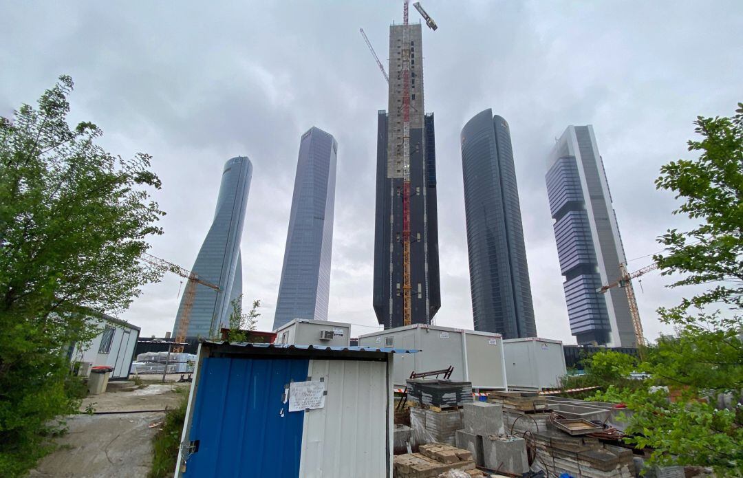 Imagen de la Torre Caleido, la quinta torre de la Castellana, en Madrid (España), desalojada durante unas horas este miércoles debido a un escape de gas.