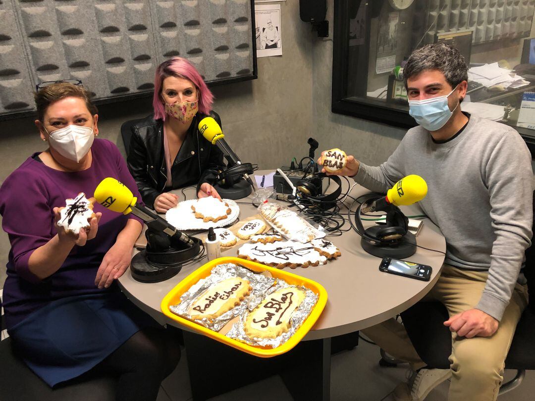 Mireia Alonso, Patricia Arrizabalaga y Josu Mendicute han acudido a Radio Eibar con sus creaciones