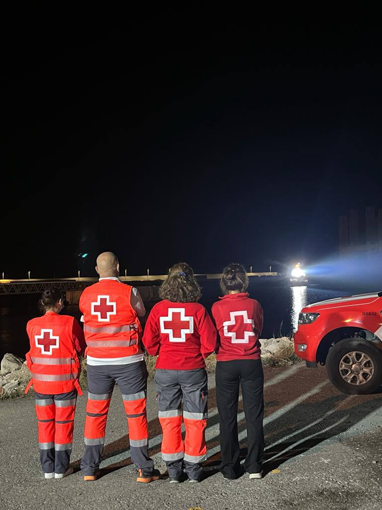 Miembros de Cruz Roja en el Puerto de Alicante