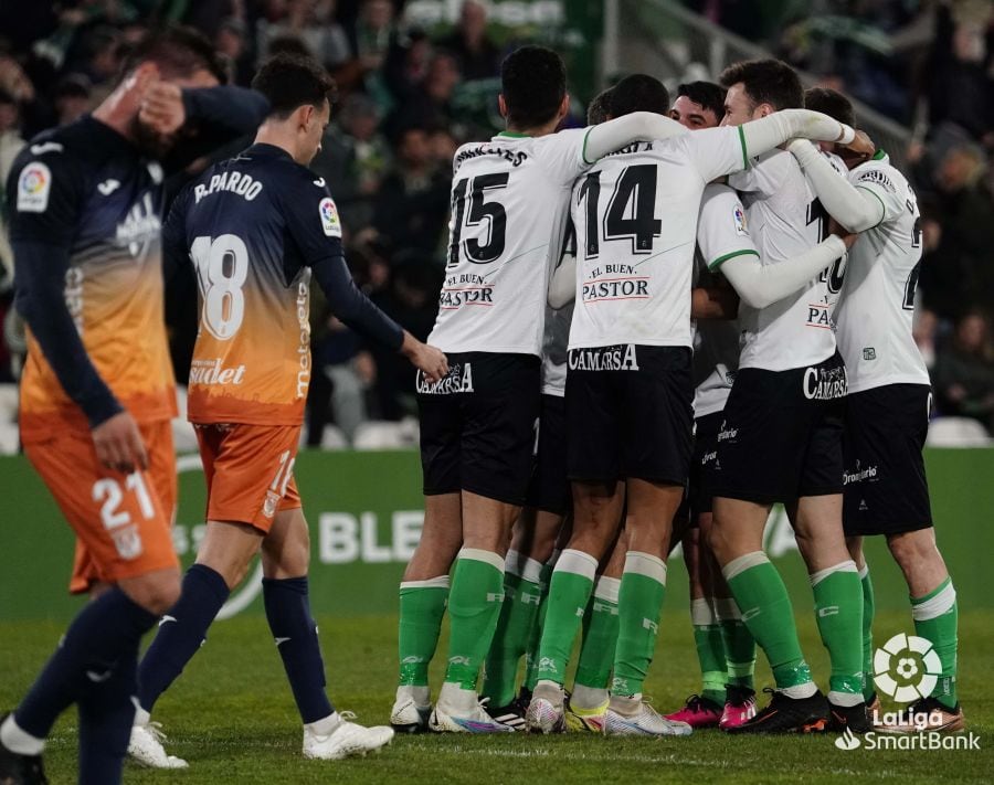 Los jugadores celebran el gol de Baturina