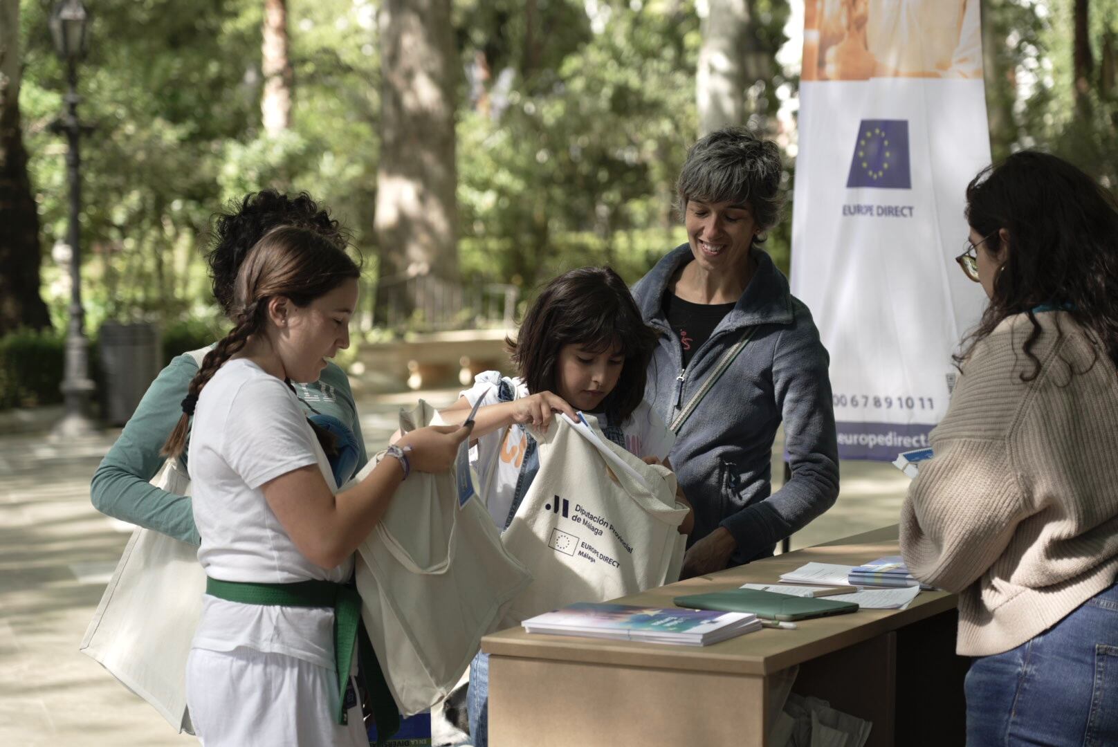 Alumnos de los centro rondeños durante las actividades realizadas en la Alameda