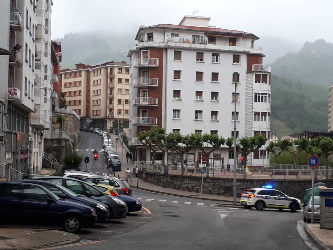 Imagen de una zona céntrica de Eibar en la tarde de ayer lunes