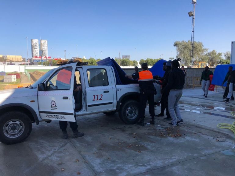 Protección Civil en Los Barrios atiende a migrantes.