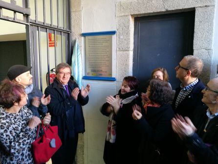 A la entrada de la antigua prisión se ha colocado una placa que recuerda la inauguración del memorial