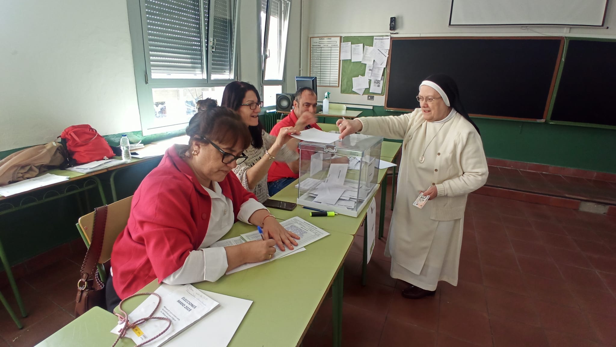 Los ciudadanos han acudido a las urnas desde bien temprano