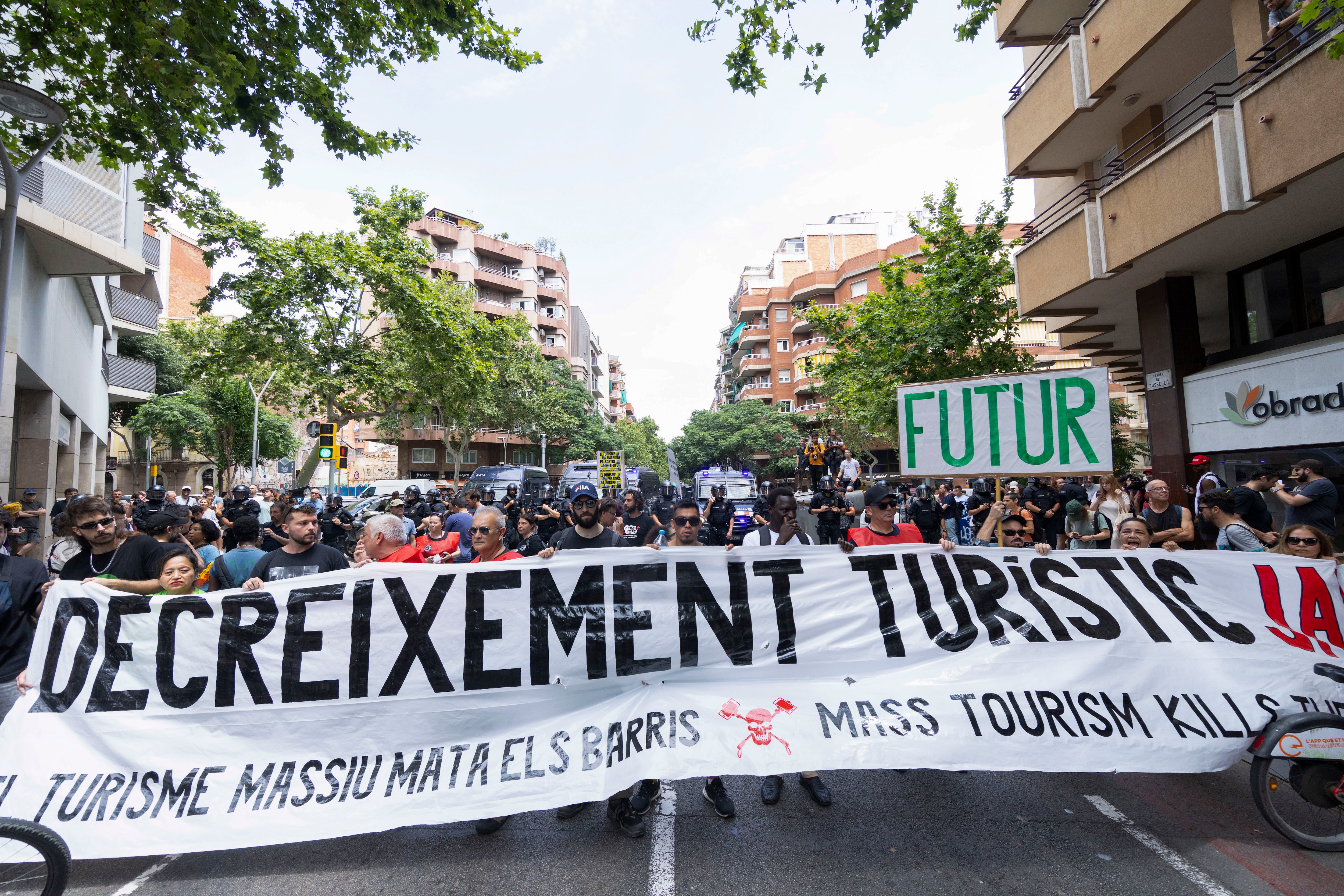 Unas 600 personas se manifiestan este domingo por las calles de Barcelona para protestar contra el turismo masivo en la ciudad.
