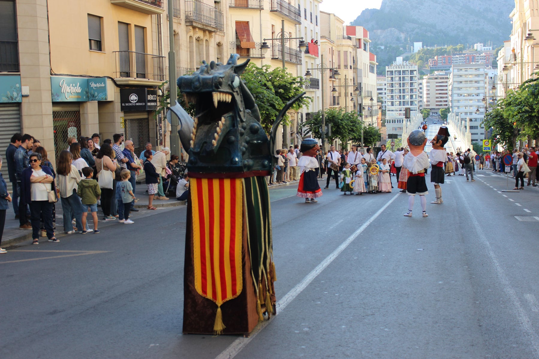 La Cucafera ha abierto como es tradicional la procesión del Corpus