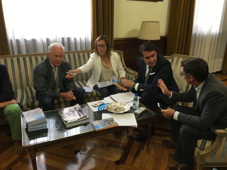 Imagen de la reunión que ha mantenido el Consejero de Fomento de la Junta de Castilla y León, Juan Carlos Suárez-Quiñones con la Presidenta de la Diputación provincial, Ángeles Armisén