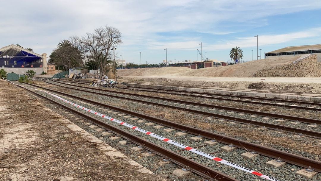 Tramo de vías junto al Parque del Mar que se rehabilitarán para que los trenes accedan hasta el apartadero de Casa Mediterráneo