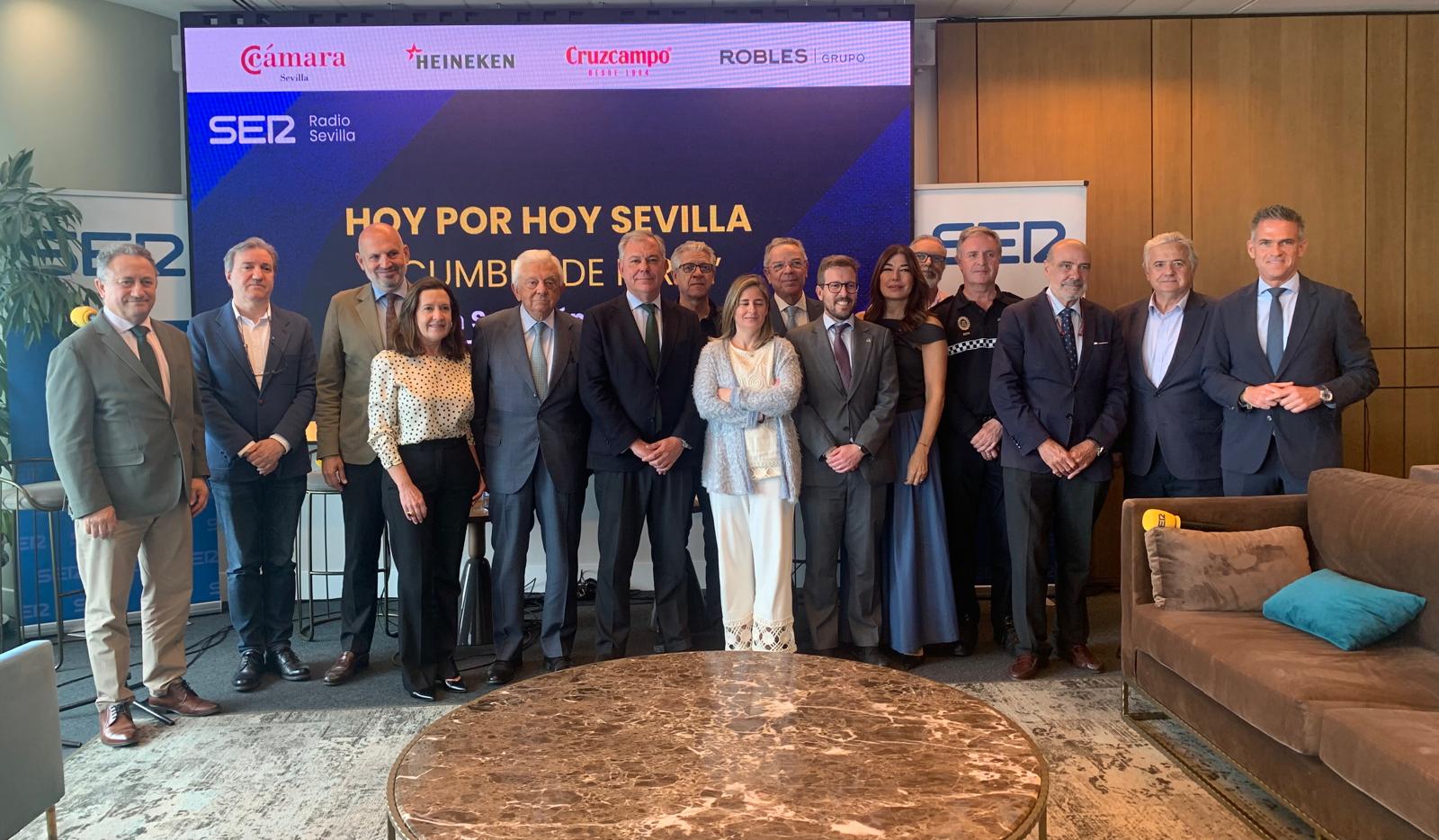 Foto de familia de la 6ª Cumbre de Feria celebrada por Radio Sevilla