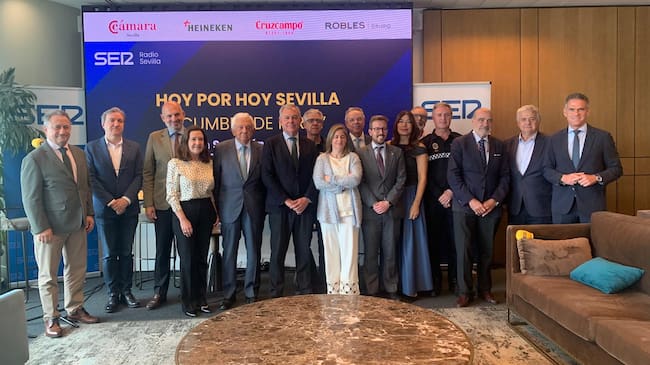 Foto de familia de la 6ª Cumbre de Feria celebrada por Radio Sevilla