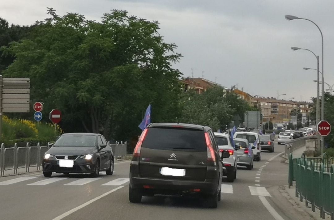 La auto-concentración tomó la travesia de la N-122 en Peñafiel visibilizando la reivindicación por la Autovía A-11.