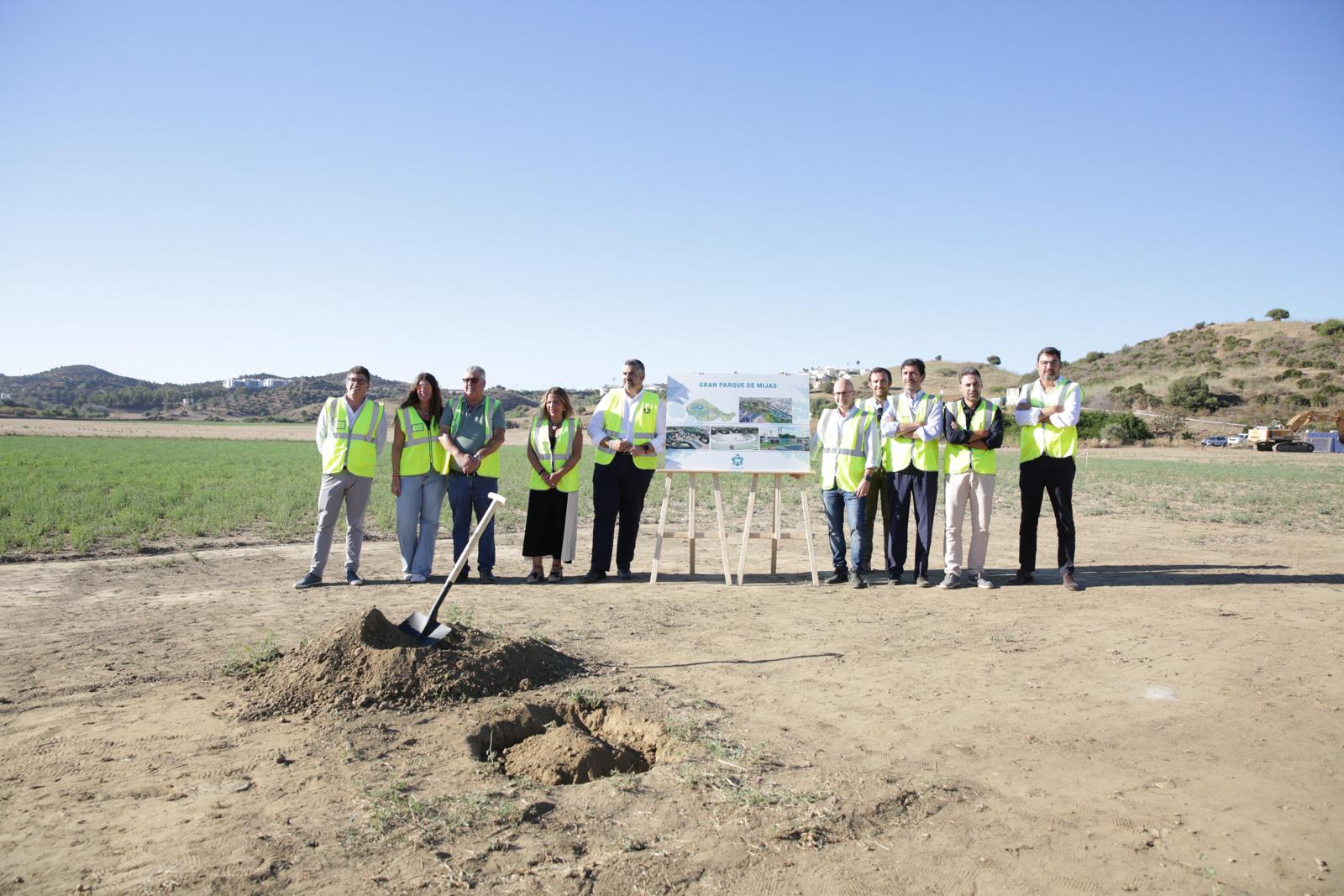 El equipo de gobierno de Mijas pone la primera piedra en el Gran Parque de Mijas (Málaga).