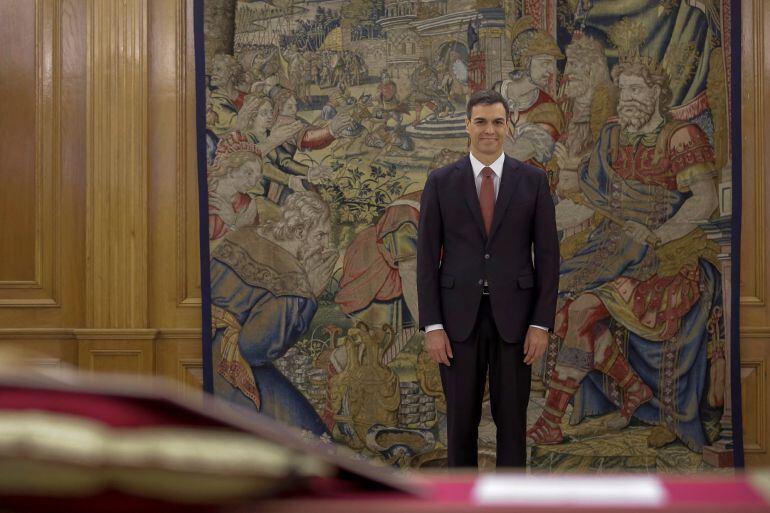 El líder del PSOE, Pedro Sánchez, momentos antes de prometer hoy ante el Rey el cargo de presidente del Gobierno, en un acto en el Palacio de la Zarzuela en el que la novedad ha sido que por primera vez en democracia, lo ha hecho ante la Constitución, per