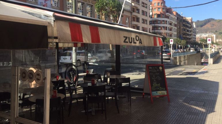 Terraza del bar Zuloa, ubicado en la calle Licenciado Poza