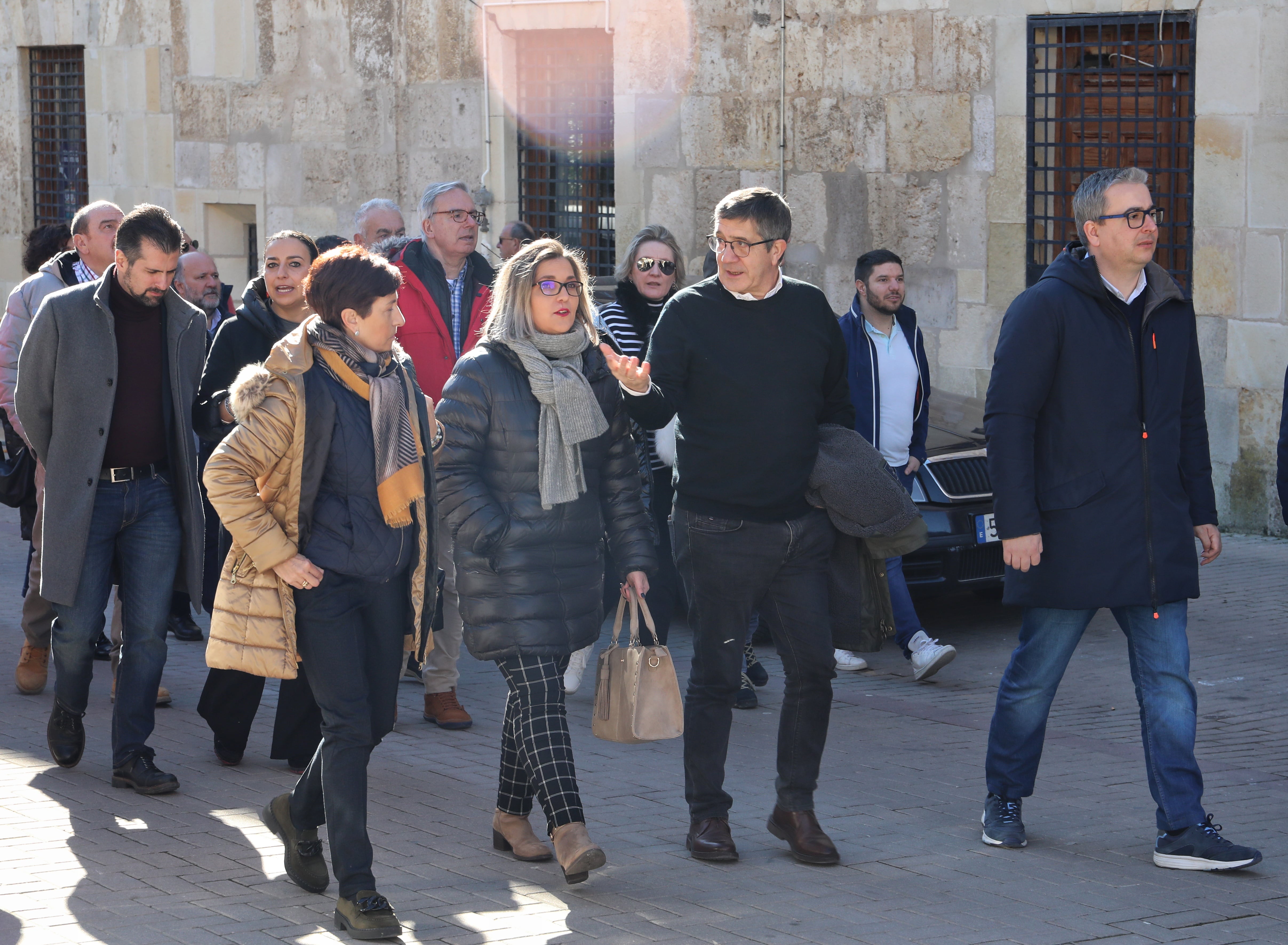 El portavoz del Grupo Parlamentario Socialista en el Congreso de los Diputados, Patxi López; el secretario general del PSOE de Castilla y León, Luis Tudanca; la secretaria general del PSOE de Palencia, Miriam Andrés; y la secretaria de la agrupación local Laura Fernández, visitan varias localidades de la provincia de Palencia