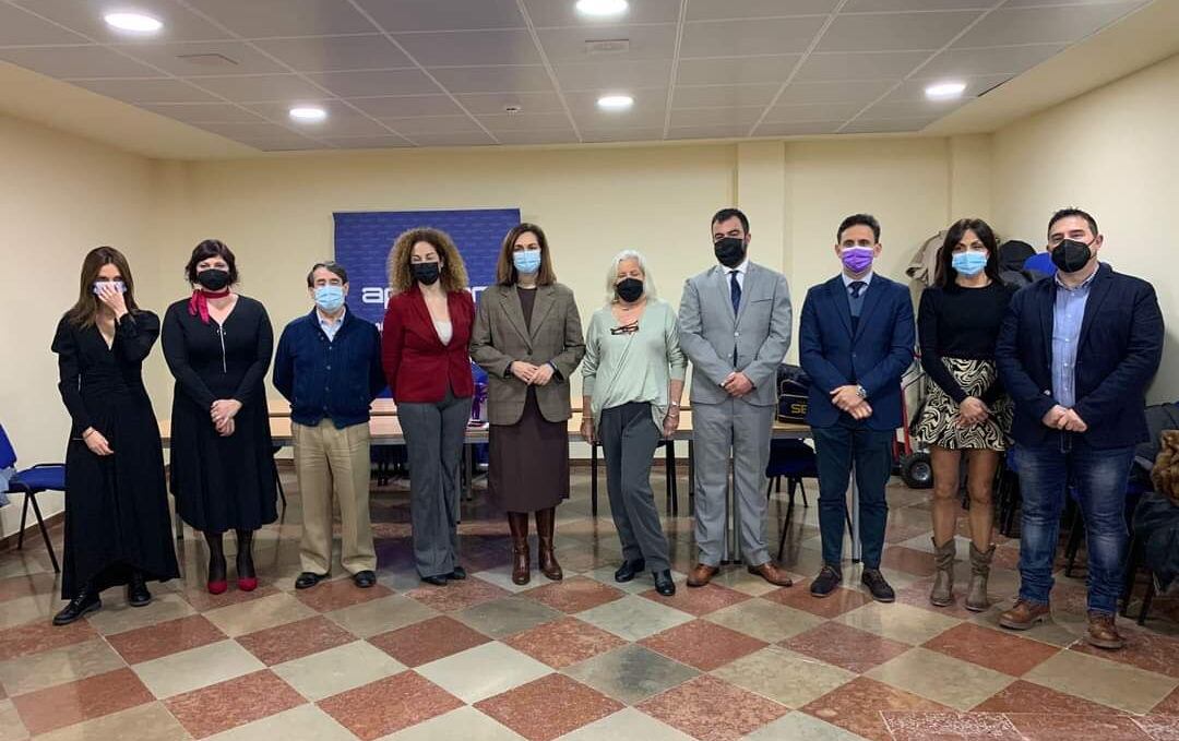 Foto de familia de los premiados, junto a representantes de Apymer y del Consistorio rondeño