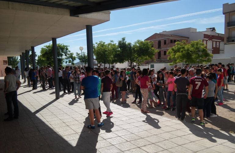 Los alumnos del IES Juan López Morillas, evacuados de las clases en un ejercicio de simulacro de incendios, dentro del plan de seguridad del centro.