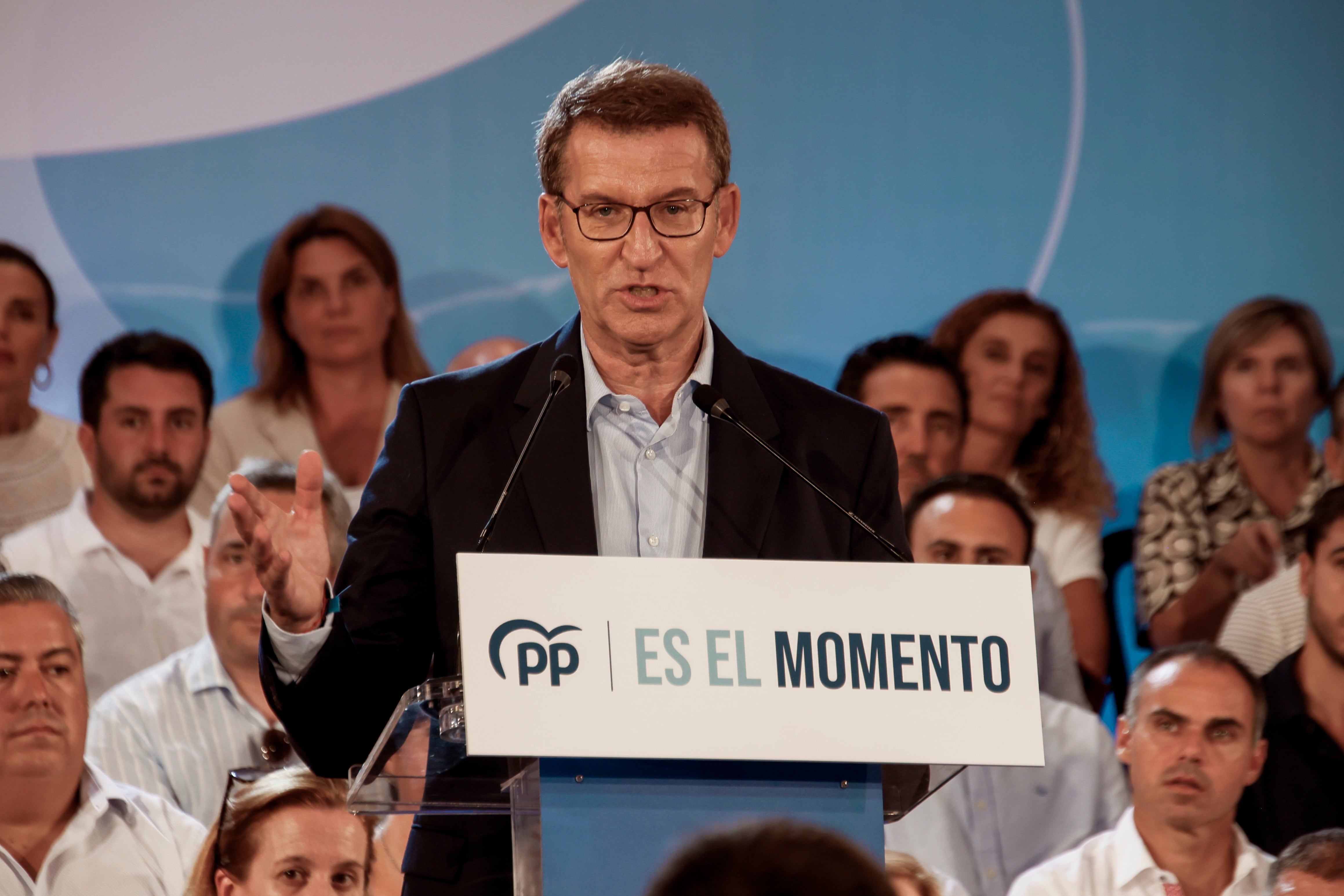 El presidente del Partido Popular y candidato a la Presidencia del Gobierno, Alberto Núñez Feijóo (c) en uno de los mítines de su campaña