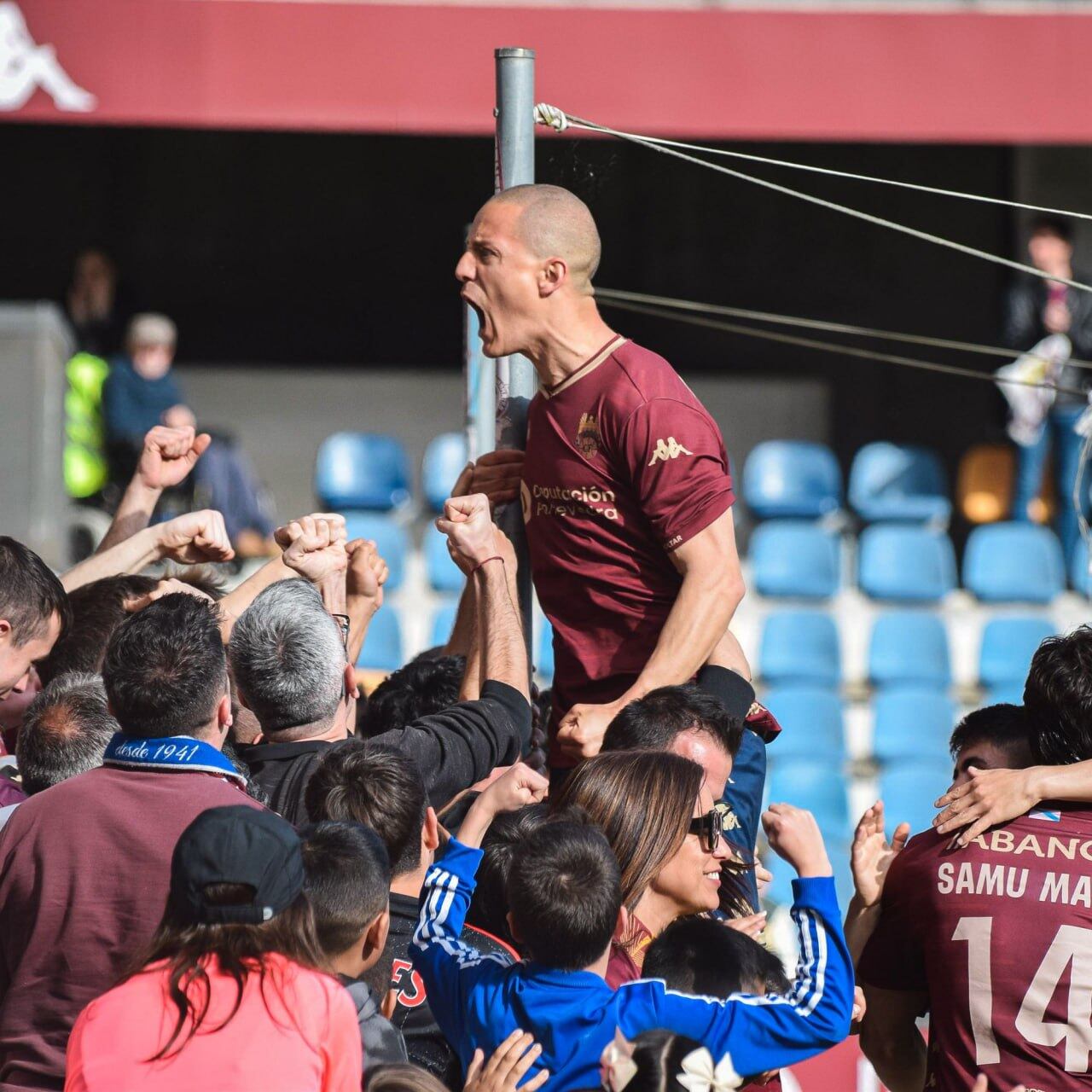 Rufo celebra con los aficionados uno de los goles ante el Llanera