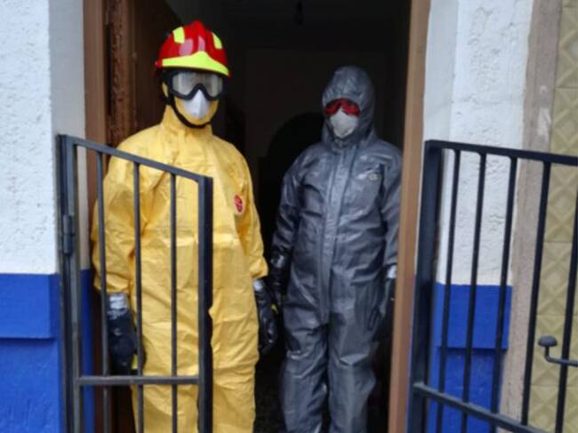 Efectivos en la puerta de la vivienda donde se ha realizado el rescate