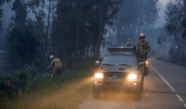 Bomberos luchan contra el fuego cerca de Fato, en el centro de Portugal