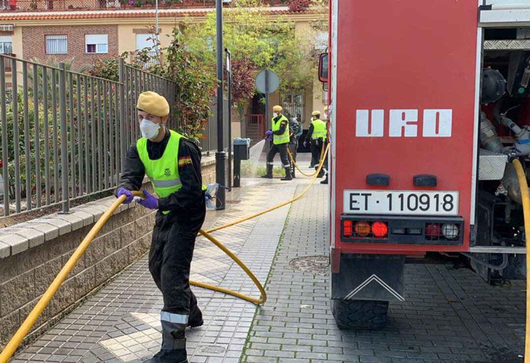 Militares de la UME desinfectan la residencia de mayores de Maracena (Granada)