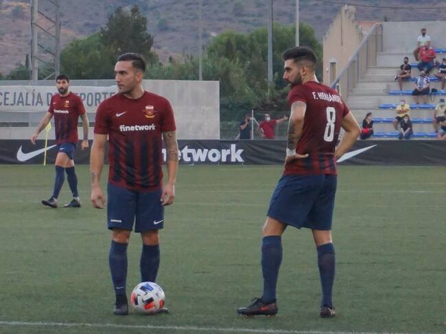 Pruden Sáez (I) y Fran Hernández, dos fijos en el once titular del Eldense