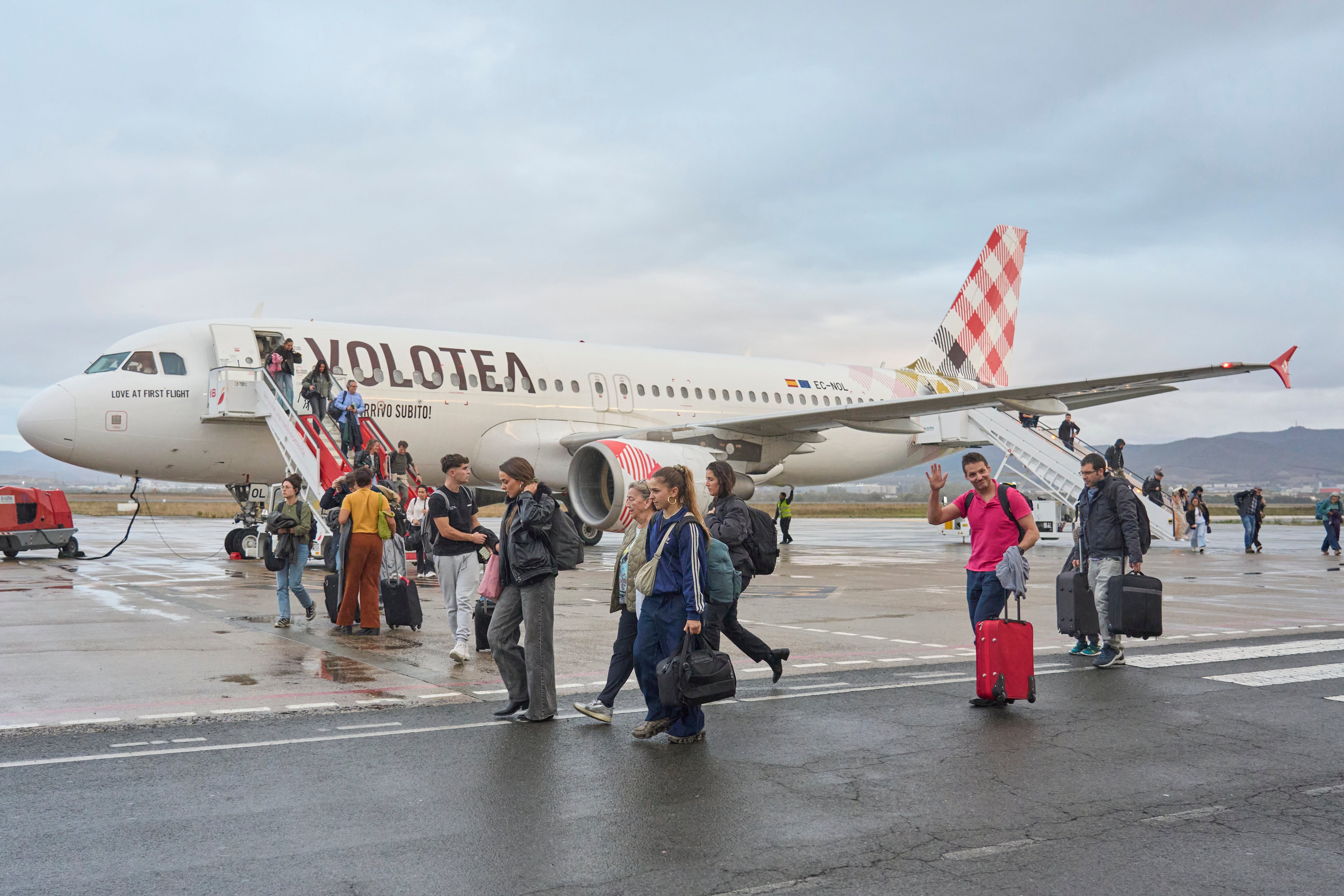 VITORIA, 06/11/2025.- Volotea presenta las nuevas rutas desde el aeropuerto de Foronda a Barcelona y Madrid. Asisten la delegada del Gobierno, Marisol Garmendia; el diputado general de Álava, Ramiro González; la alcaldesa de Vitoria, Maider Etxebarria, y el jefe de estrategia de Volotea, Gabriel Schmilovich. EFE / L. Rico