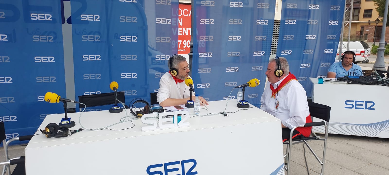 Eusebio López, Caballista del Año 2022, entrevistado por Paco Sánchez en el set de la cadena SER, instalado en la plaza del Templete