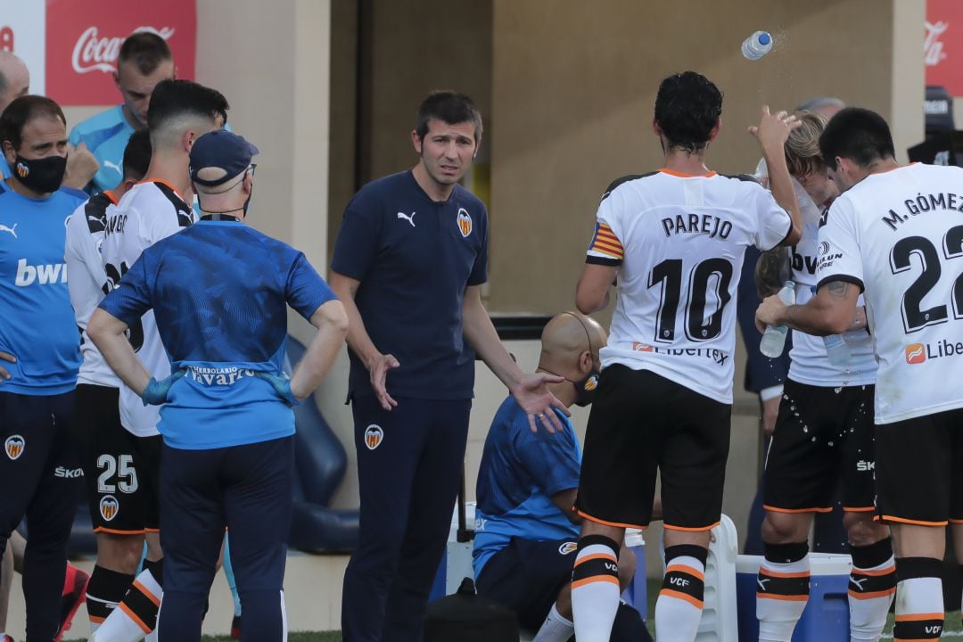 Celades charla con los jugadores durante una pausa para la hidratación. 