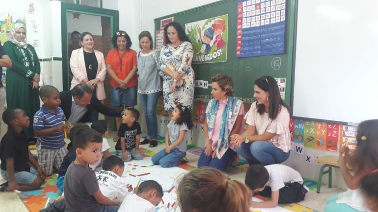 La consejera de Educación, Adela Martínez Cachá, durante su visita al CEIP San Cristóbal