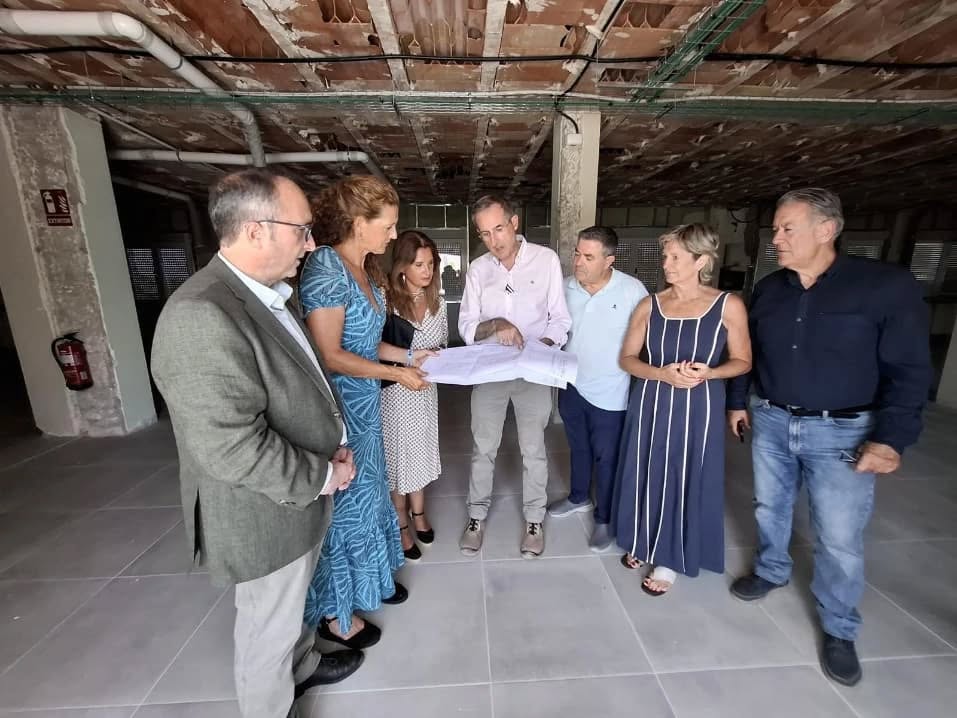 Visita de autoridades políticas a la futura residencia deportiva.