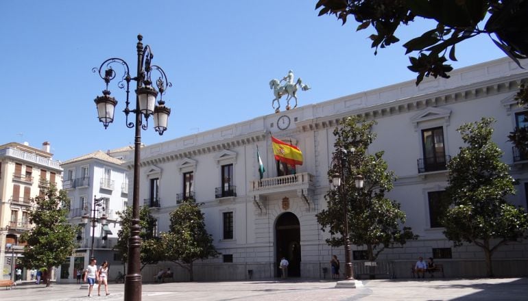 Plaza del Carmen y fachada principal del Ayuntamiento de Granada