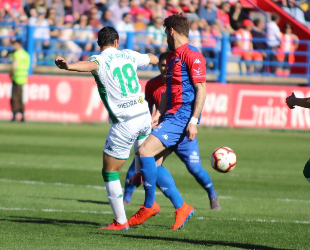 De las Cuevas pelea por un balón ante el Extremadura